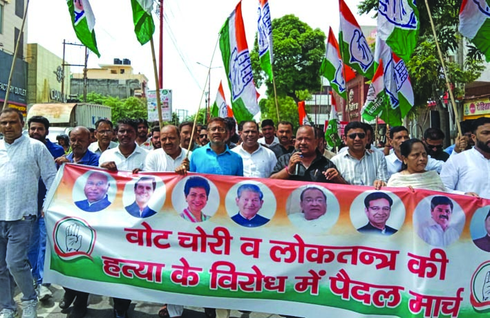 पैदल मार्च निकालते हुए पैदल मार्च निकालते हुए