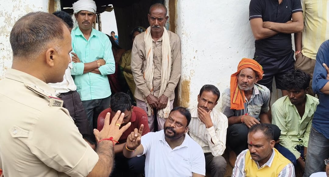 धरने में बैठे जनप्रतिनिधी धरने में बैठे जनप्रतिनिधी
