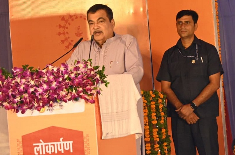 जबलपुर में सड़क परियोजनाओं के लोकार्पण-भूमिपूजन कार्यक्रम को संबोधित करते हुए गडकरी