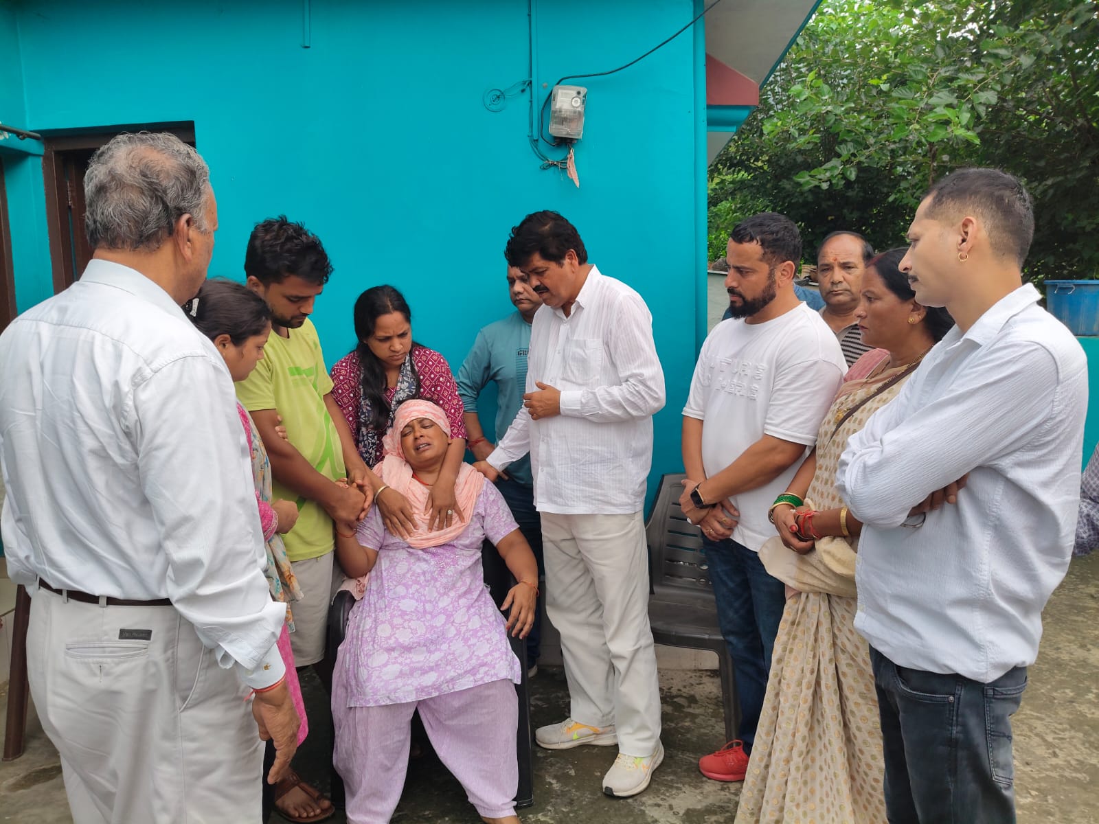 मृतक जितेंद्र के परिजनों से मुलाकात करते कांग्रेस नेता गणेश गोदियाल मृतक जितेंद्र के परिजनों से मुलाकात करते कांग्रेस नेता गणेश गोदियाल