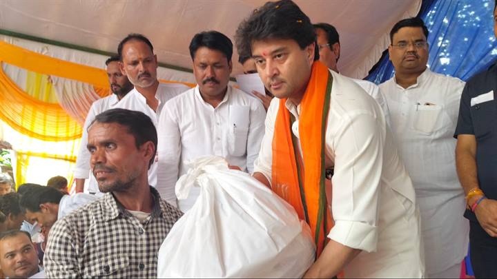 बाढ़ प्रभावितों को खाद्यान्न सामग्री का वितरण बाढ़ प्रभावितों को खाद्यान्न सामग्री का वितरण