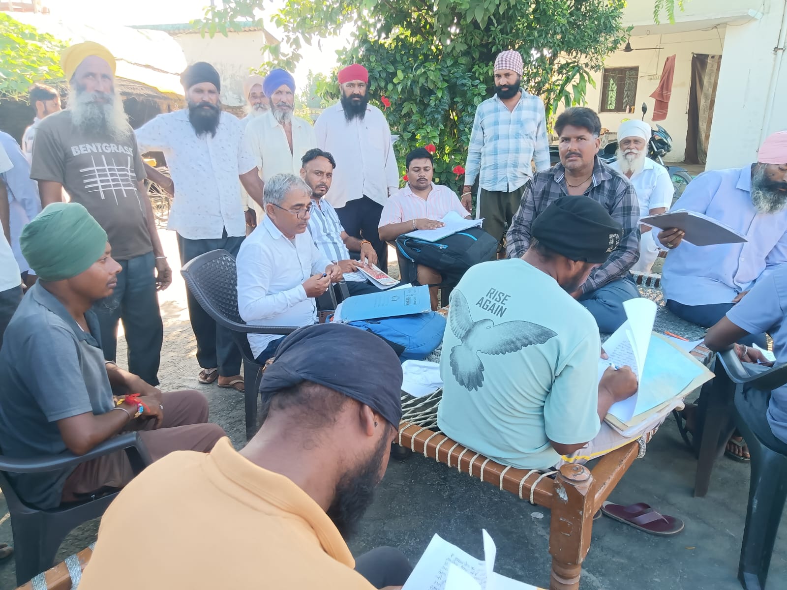 पीलीभीत में विस्थापित परिवारों की भूमि का सर्वे करते लेखपाल