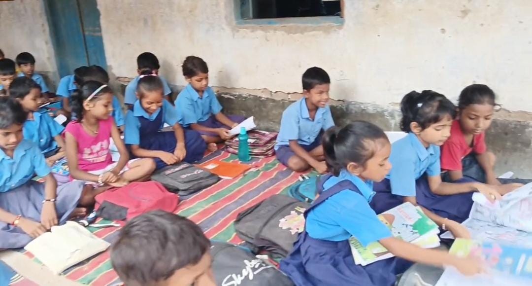 फर्श पर बैठे बच्चे फर्श पर बैठे बच्चे