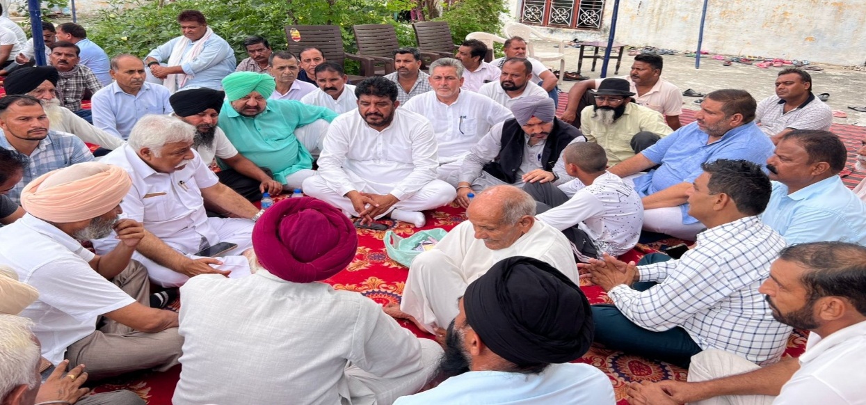 जशोती बादल फटने की त्रासदी : वरिष्ठ नेकां नेता ने मृतकों के परिजनों से की मुलाक़ात, संवेदनाएँ व्यक्त कीं जशोती बादल फटने की त्रासदी : वरिष्ठ नेकां नेता ने मृतकों के परिजनों से की मुलाक़ात, संवेदनाएँ व्यक्त कीं