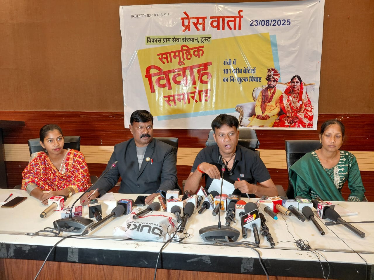 प्रेस वार्ता में ग्राम संस्था के सदस्य पदाधिकारीगण प्रेस वार्ता में ग्राम संस्था के सदस्य पदाधिकारीगण