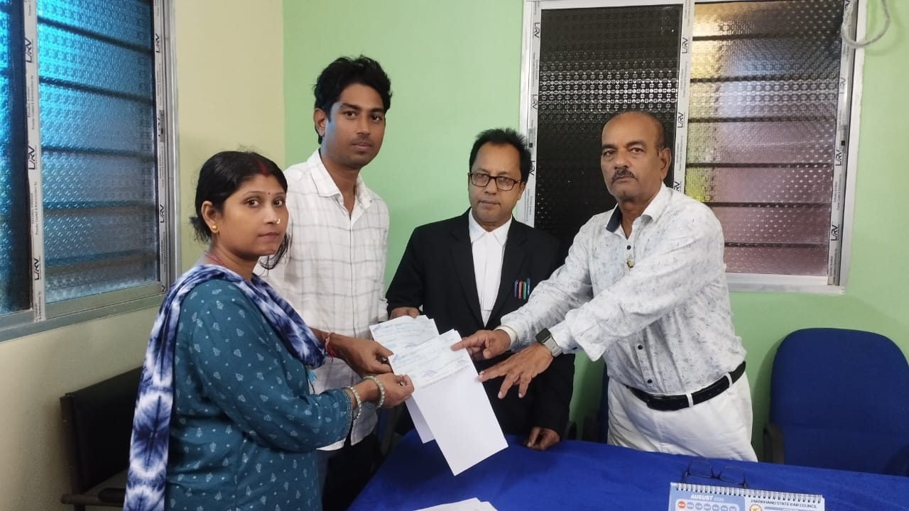 अधिवक्ता के आश्रितों को चेक भुगतान करते संघ पदाधिकारी