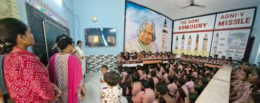 स्कूली बच्चों को अंतरिक्ष के बारे में जानकारी देती शिक्षिका स्कूली बच्चों को अंतरिक्ष के बारे में जानकारी देती शिक्षिका