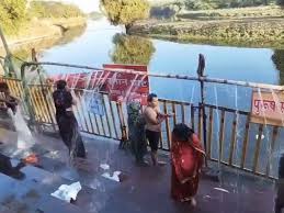 दान-पुण्य कर कमा रहे लाभ दान-पुण्य कर कमा रहे लाभ