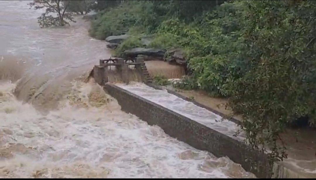 अहरौरा बांध का फाटक खोला गया अहरौरा बांध का फाटक खोला गया