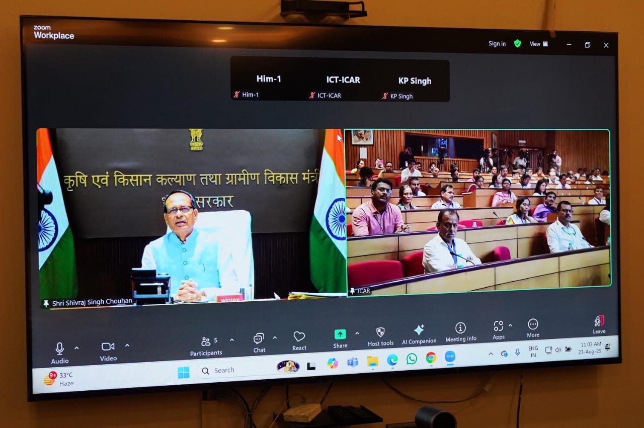 शिवराज सिंह वीडियो कॉन्फ्रेंसिंग के माध्यम से अपना संबोधन देते हुए