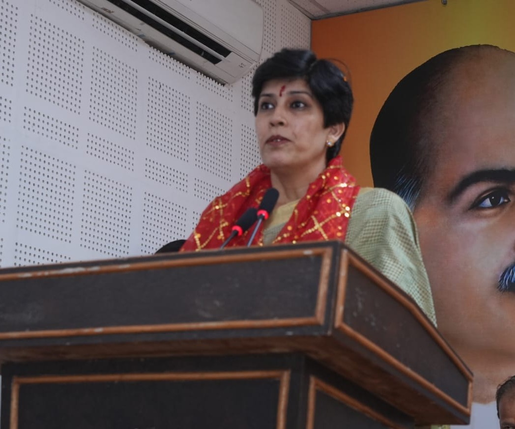 भारत में राजनीति और एक स्वच्छ राजनीतिक ढांचे की आवश्यकता- रजनी सेठी भारत में राजनीति और एक स्वच्छ राजनीतिक ढांचे की आवश्यकता- रजनी सेठी