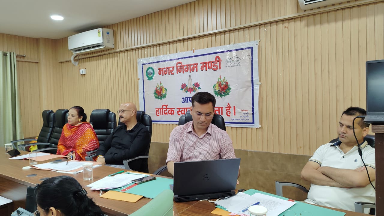 नगर निगम की बैठक की अध्यक्षता करते हुए महापौर वीरेंद्र भट्ट शर्मा। नगर निगम की बैठक की अध्यक्षता करते हुए महापौर वीरेंद्र भट्ट शर्मा।