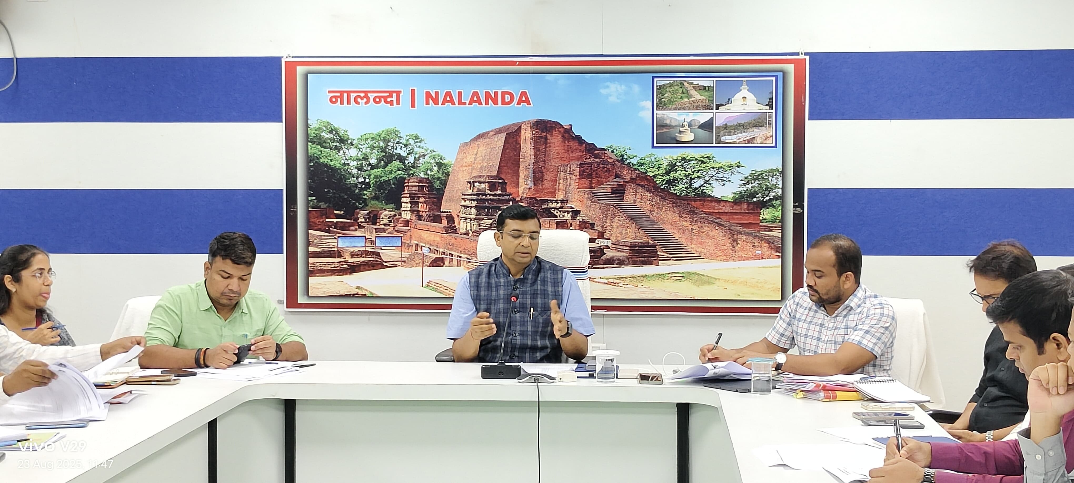 गोदाम निर्माण कार्य की समीक्षा करते डीएम गोदाम निर्माण कार्य की समीक्षा करते डीएम