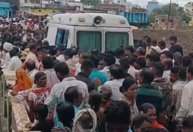 पांढुर्ना में परंपरागत गोटमार मेला पांढुर्ना में परंपरागत गोटमार मेला