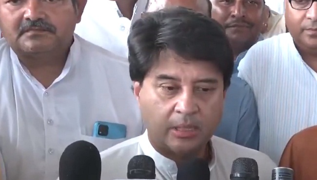 ग्वालियर पहुंचने पर मीडिया से बात करते हुए केन्द्रीय मंत्री सिंधिया ग्वालियर पहुंचने पर मीडिया से बात करते हुए केन्द्रीय मंत्री सिंधिया