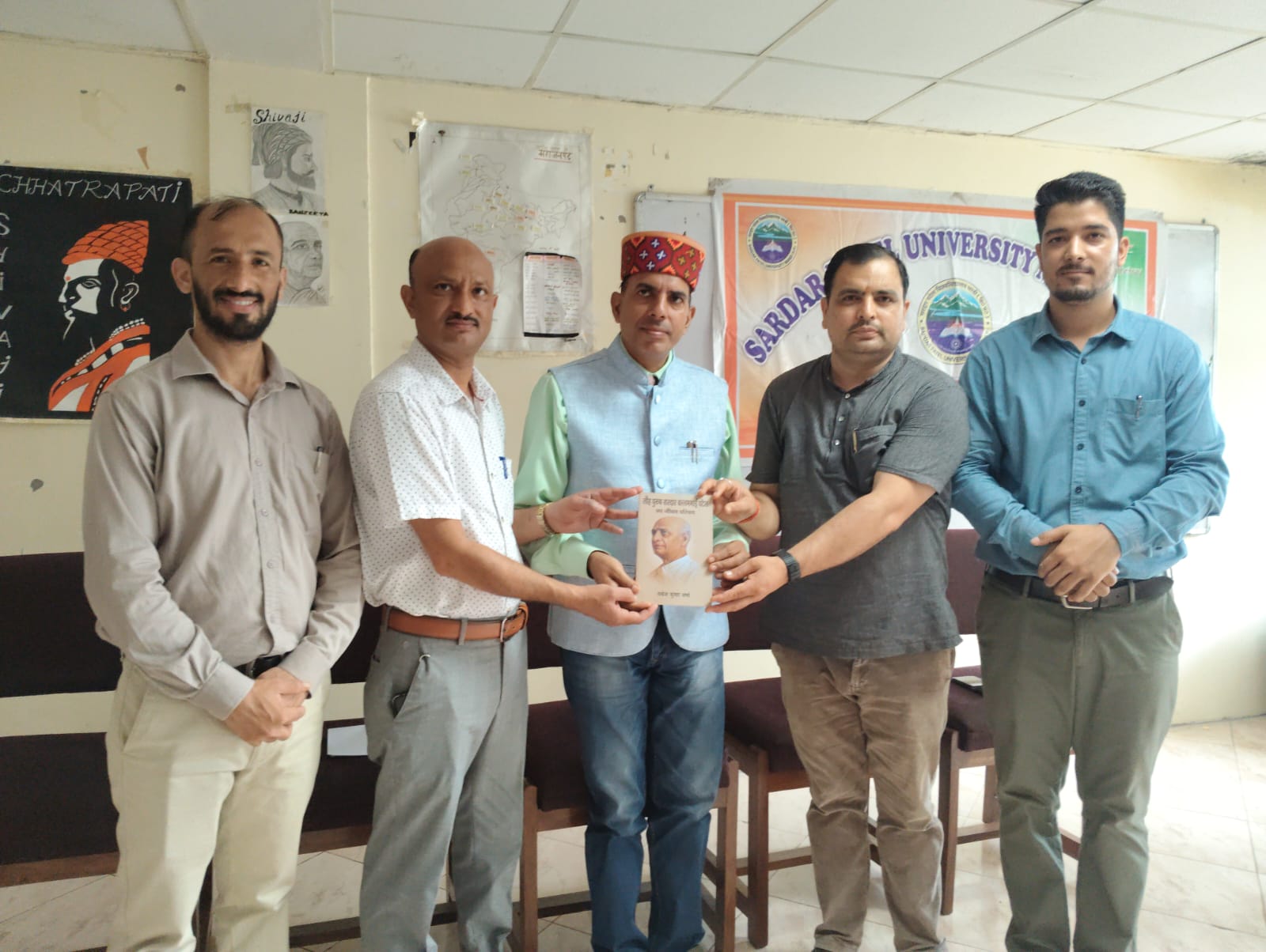 सरदार पटेल विश्वविद्यालय में अतिथि व्याख्यान के पश्चात। सरदार पटेल विश्वविद्यालय में अतिथि व्याख्यान के पश्चात।