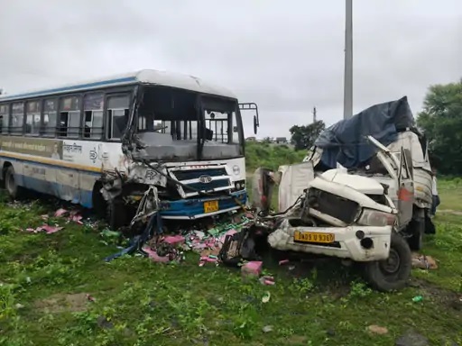 रोडवेज बस और पिकअप की टक्कर रोडवेज बस और पिकअप की टक्कर