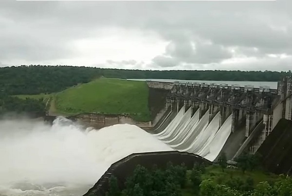 शिवपुरी : झमाझम बारिश से कई गांवों में जलभराव की स्थिति, अटल सागर बांध के छह गेट खोले गए शिवपुरी : झमाझम बारिश से कई गांवों में जलभराव की स्थिति, अटल सागर बांध के छह गेट खोले गए