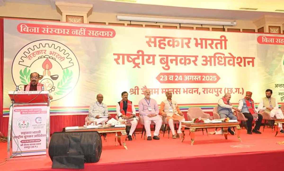 उप मुख्यमंत्री  अरुण साव कार्यक्रम काे संबाेधित करते