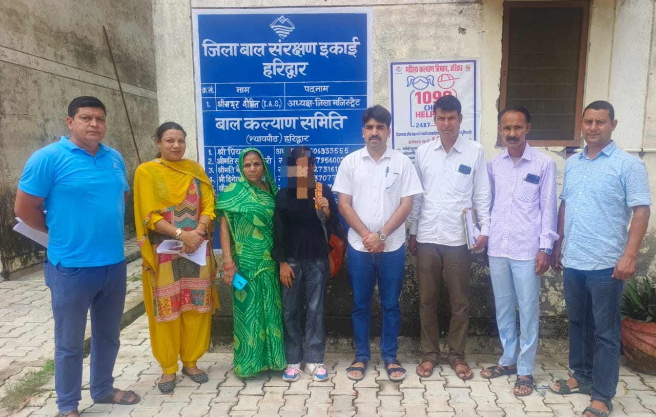 परिजनों की गई बालिका परिजनों की गई बालिका