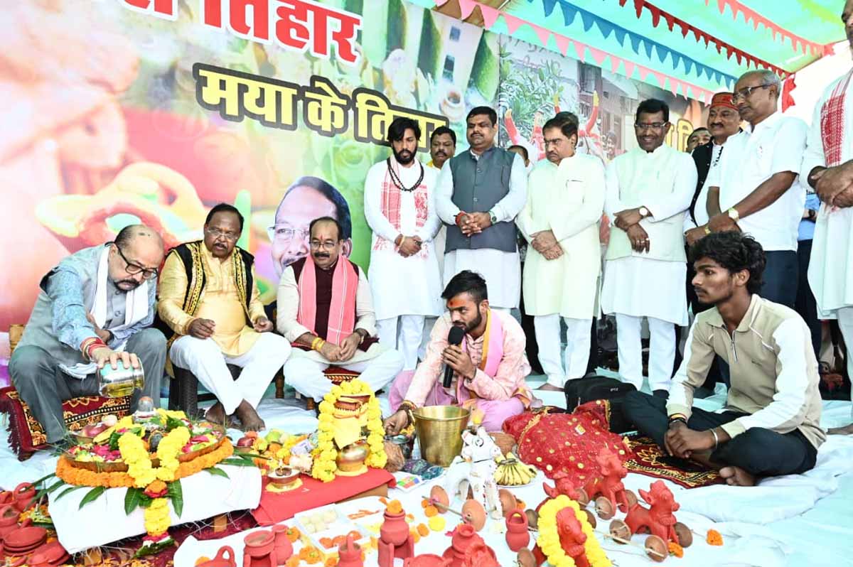 राज्यपाल रमेन डेका भगवान शंकर का अभिषेक एवं पूजा अर्चना करते राज्यपाल रमेन डेका भगवान शंकर का अभिषेक एवं पूजा अर्चना करते