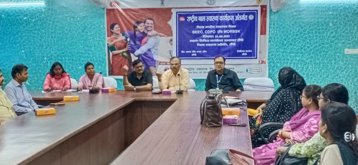 कर्मियों के साथ बैठक करते सिविल सर्जन