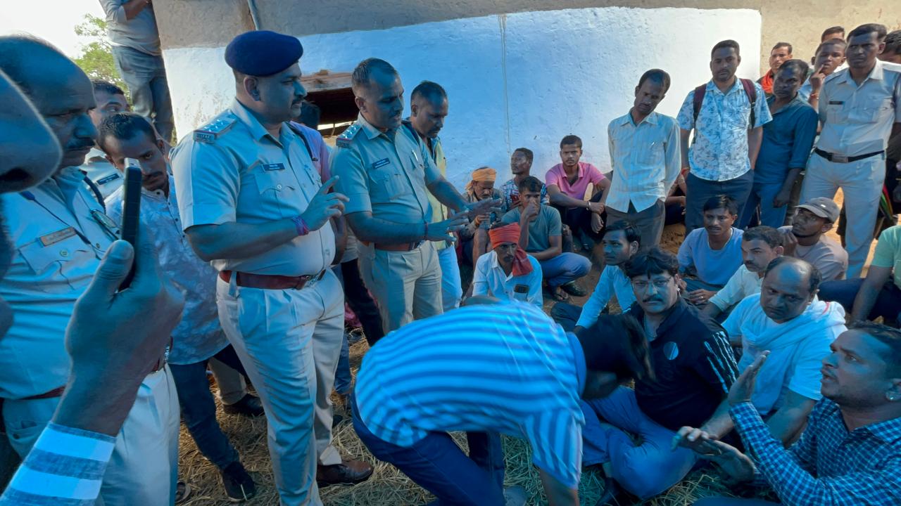 धरने में बैठे पूर्व विधायक धरने में बैठे पूर्व विधायक