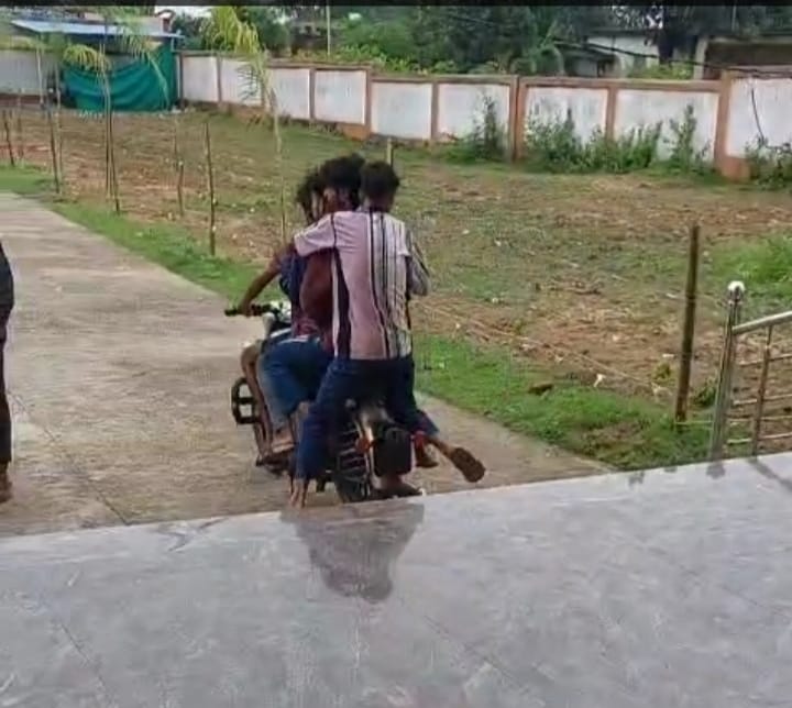 गाडी से सीढी से उतरते बदमाश