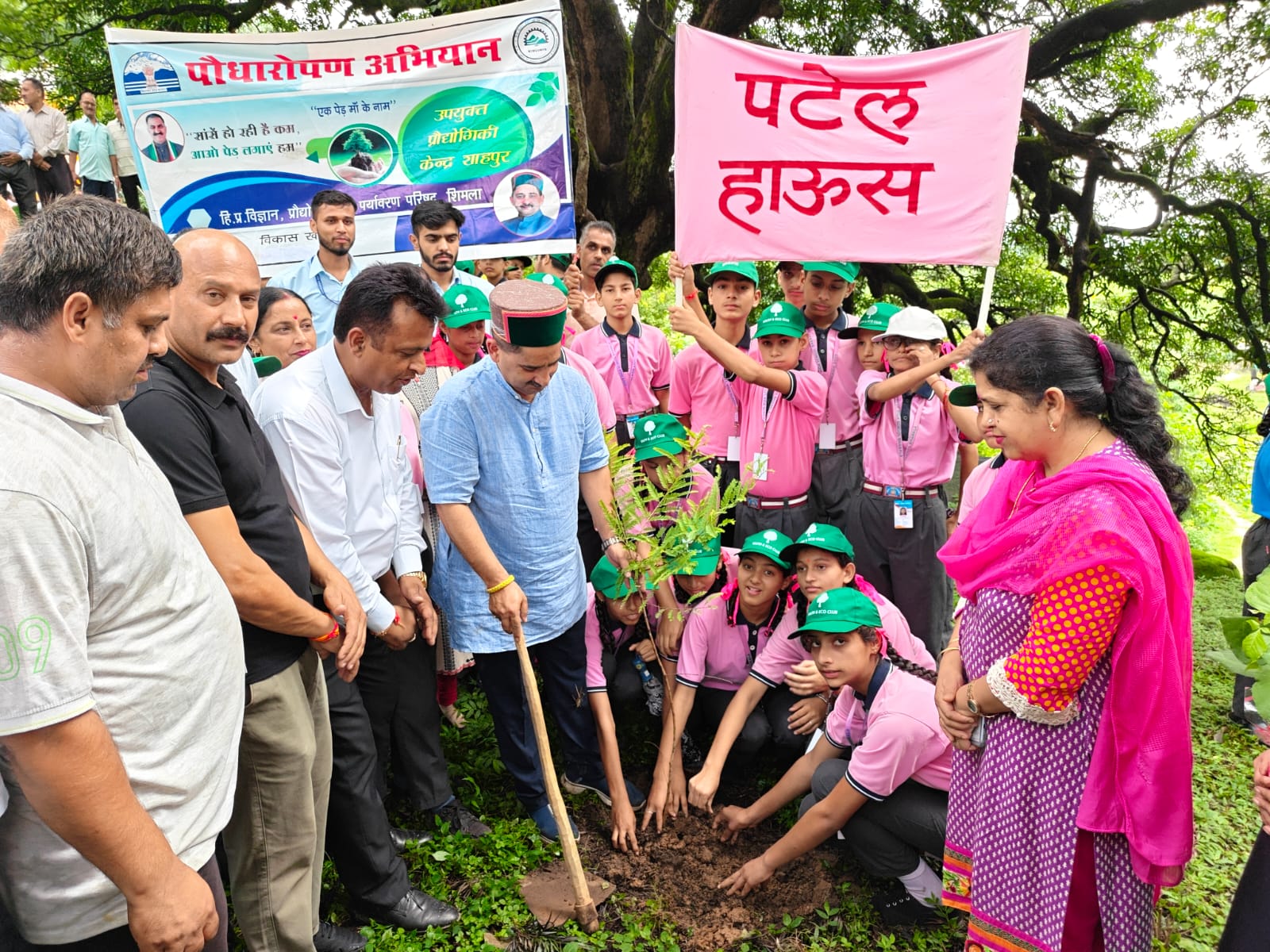 पौधरोपण करते हुए उपमुख्य सचेतक और स्कूल के बच्चे। पौधरोपण करते हुए उपमुख्य सचेतक और स्कूल के बच्चे।