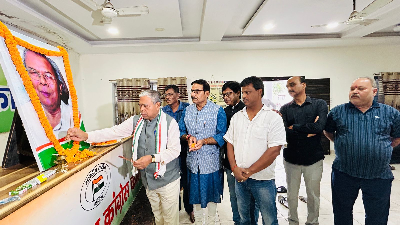 रामदयाल मुंडा को श्रद्धांजलि देते कांग्रेस के नेता रामदयाल मुंडा को श्रद्धांजलि देते कांग्रेस के नेता