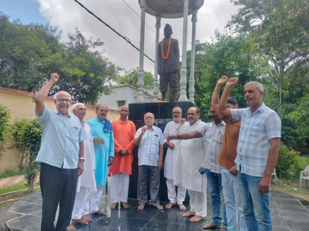 पं राजकुमार शुक्ल के प्रतिमा के समीप जुटे गांधीवादी पं राजकुमार शुक्ल के प्रतिमा के समीप जुटे गांधीवादी