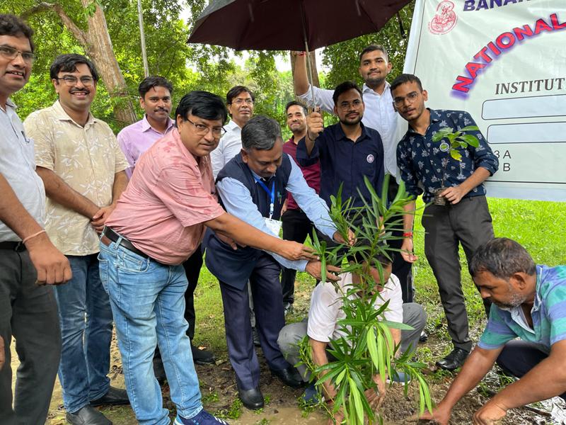 आयुर्वेद संकाय के उद्यान में औषधीय पौधों का रोपण आयुर्वेद संकाय के उद्यान में औषधीय पौधों का रोपण