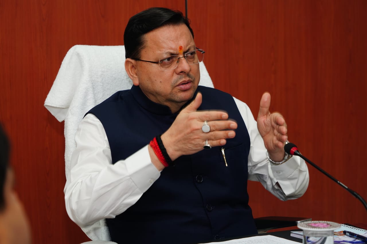 मुख्यमंत्री पुष्कर सिंह धामी राज्य आपदा परिचालन केंद्र देहरादून में बैठक लेते हुए। मुख्यमंत्री पुष्कर सिंह धामी राज्य आपदा परिचालन केंद्र देहरादून में बैठक लेते हुए।