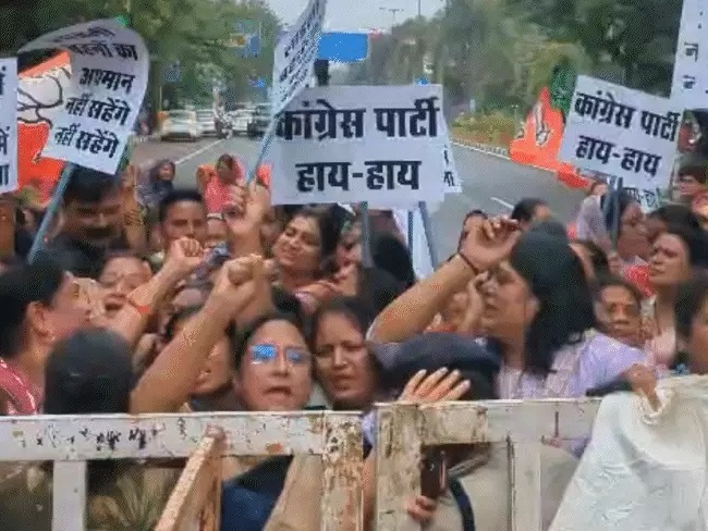 बीजेपी महिला मोर्चा ने भोपाल में पीसीसी के सामने प्रदर्शन किया बीजेपी महिला मोर्चा ने भोपाल में पीसीसी के सामने प्रदर्शन किया