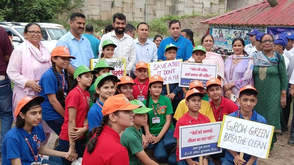 वायु प्रदूषण रोकथाम अभियान के तहत आयेजित विशेष पौधारोपण कार्यक्रम के दौरान।