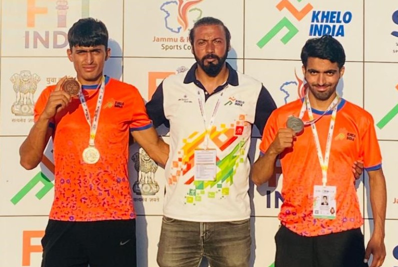 कोच जुल्फिकार अली भट्ट (बीच में) के साथ मोहसिन अली और सज्जाद हुसैन कोच जुल्फिकार अली भट्ट (बीच में) के साथ मोहसिन अली और सज्जाद हुसैन