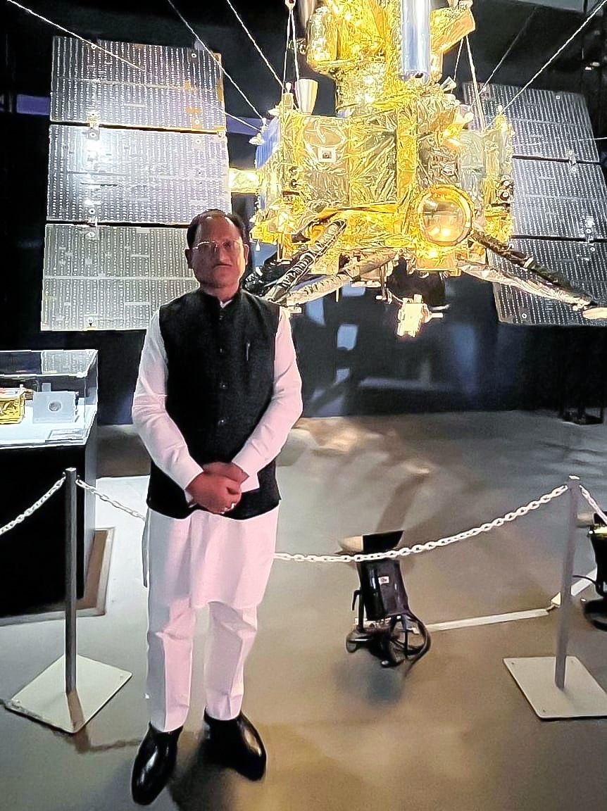 मुख्यमंत्री ने किया ‘डीप स्पेस – टू द मून एंड बियॉन्ड’ प्रदर्शनी का अवलोकन मुख्यमंत्री ने किया ‘डीप स्पेस – टू द मून एंड बियॉन्ड’ प्रदर्शनी का अवलोकन