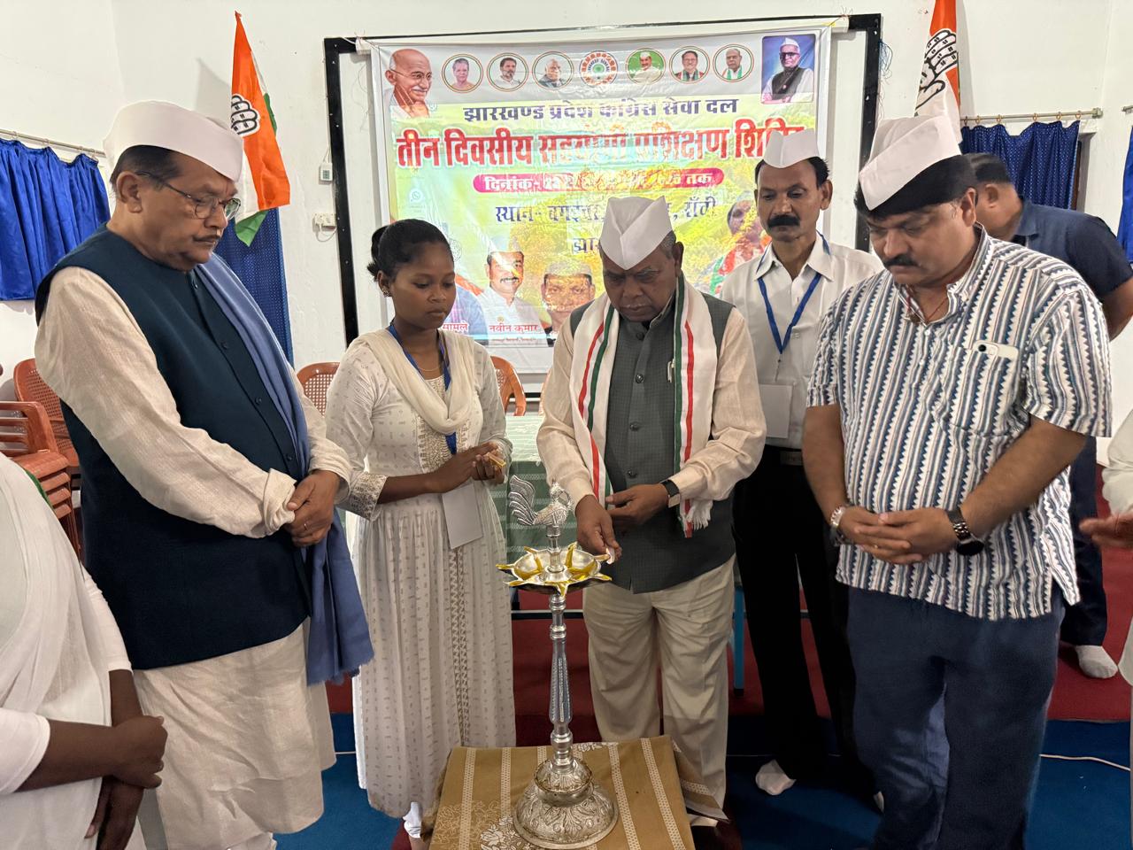 कांग्रेस के कार्यक्रम में प्रदेश अध्यक्ष सहित अन्य कांग्रेस के कार्यक्रम में प्रदेश अध्यक्ष सहित अन्य