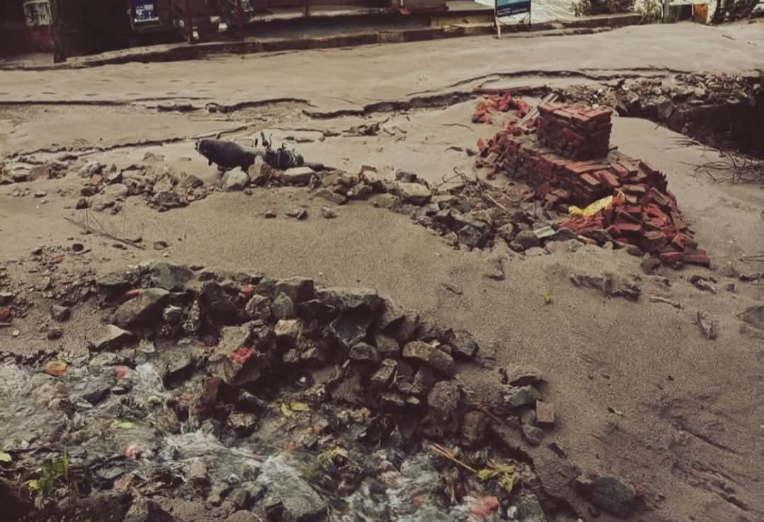 मलबे में दबे आवासीय भवन। मलबे में दबे आवासीय भवन।