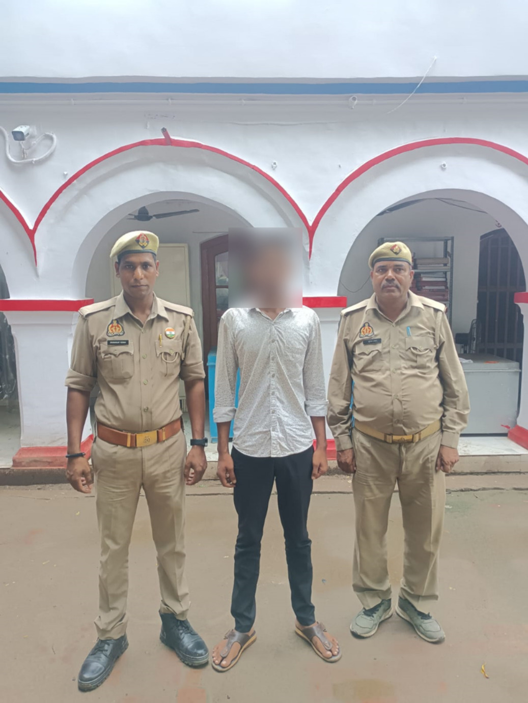 प्रयागराज :लूट मामले में गिरफ्तार पच्चीस हजार इनामी बदमाश का छाया चित्र प्रयागराज :लूट मामले में गिरफ्तार पच्चीस हजार इनामी बदमाश का छाया चित्र