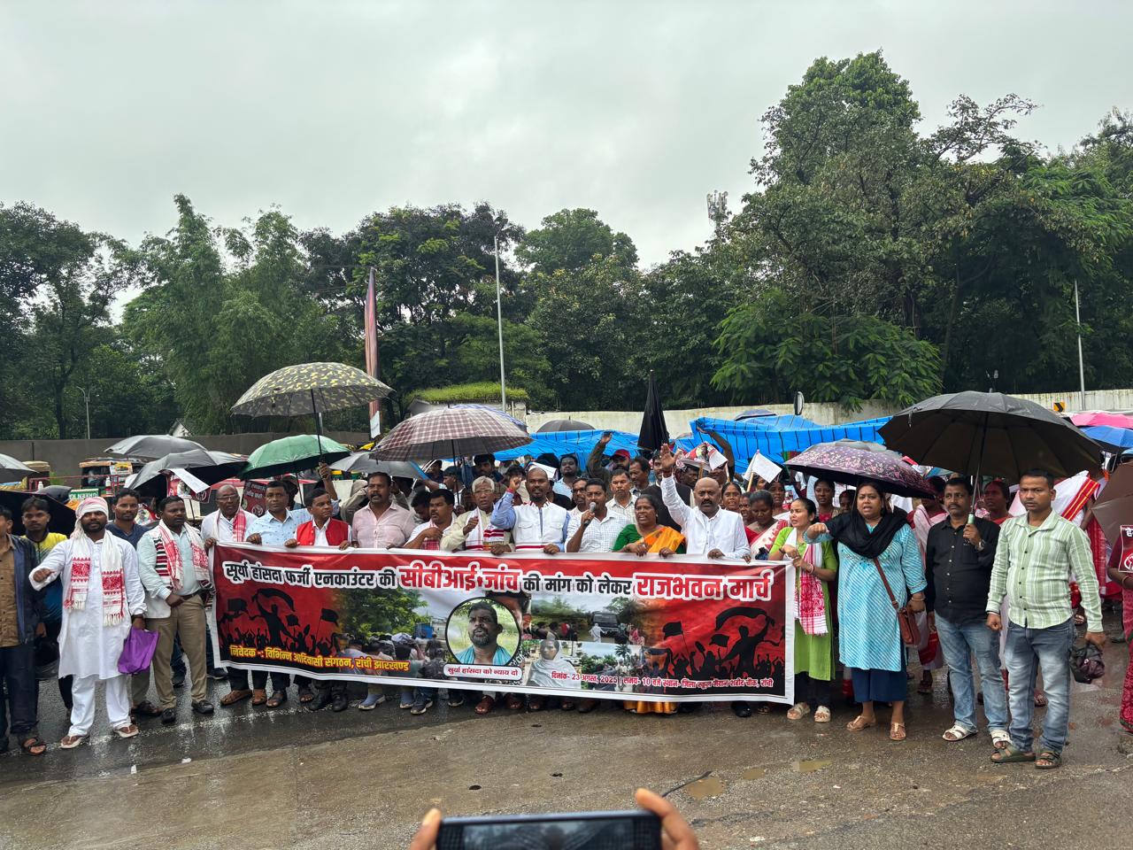 राजभवन मार्च करते आदिवासी संगठनों के नेता कार्यकर्ता राजभवन मार्च करते आदिवासी संगठनों के नेता कार्यकर्ता