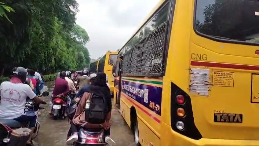 बारिश के बाद वाराणसी में सड़कों पर व बीएचयू में जलभराव का दृष्य बारिश के बाद वाराणसी में सड़कों पर व बीएचयू में जलभराव का दृष्य
