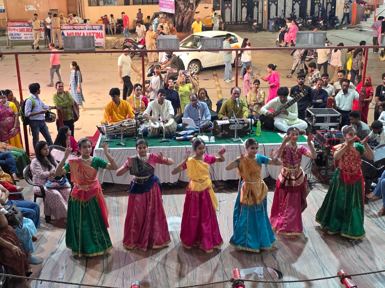 कत्थक-तांडव नृत्य की जुगलबंदी देखने मोती डूंगरी गणेश जी मंदिर उमड़े श्रद्धालु कत्थक-तांडव नृत्य की जुगलबंदी देखने मोती डूंगरी गणेश जी मंदिर उमड़े श्रद्धालु