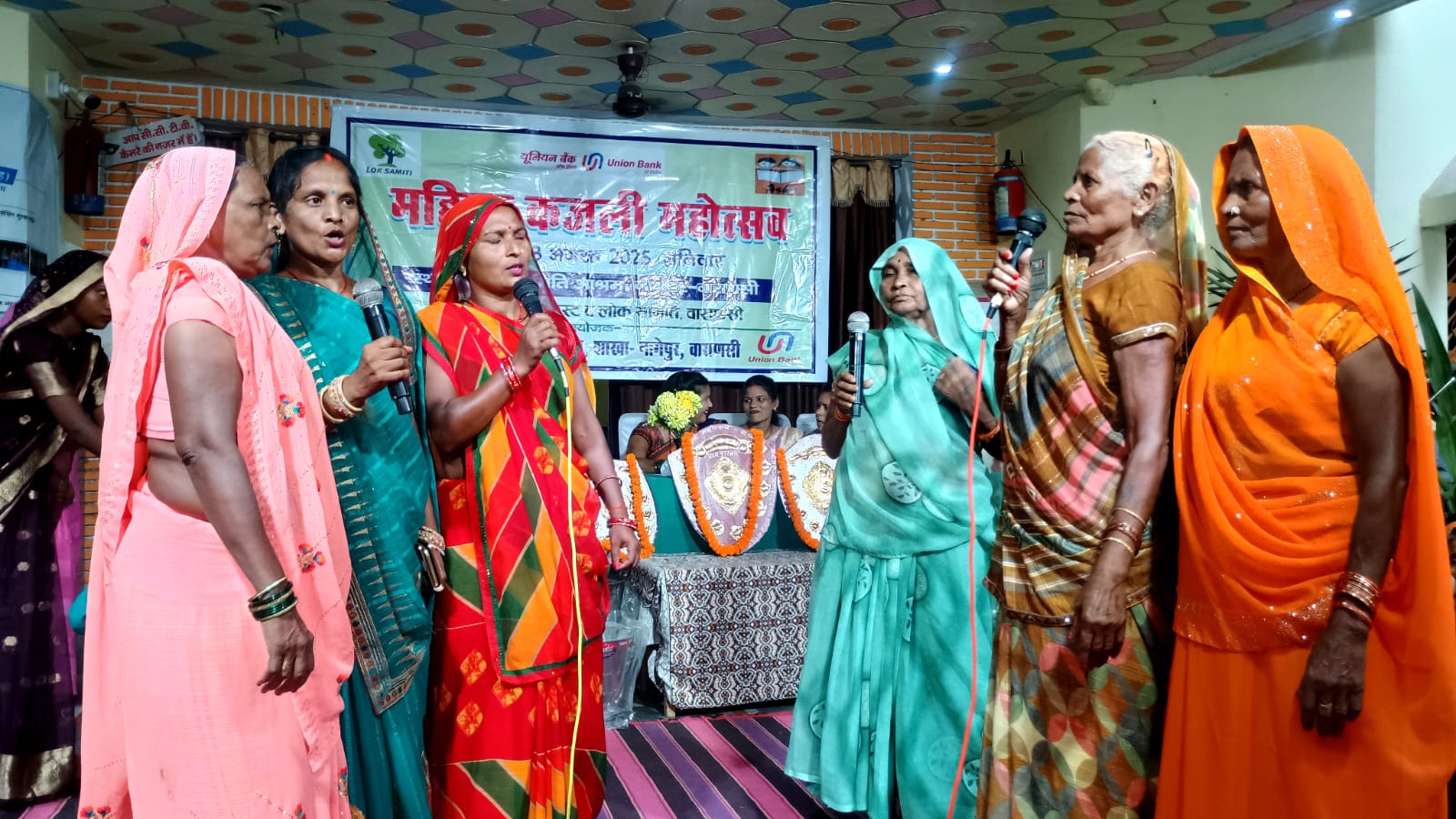 महिला कजली महोत्सव में मानापुर गांव की महिलाएं महिला कजली महोत्सव में मानापुर गांव की महिलाएं