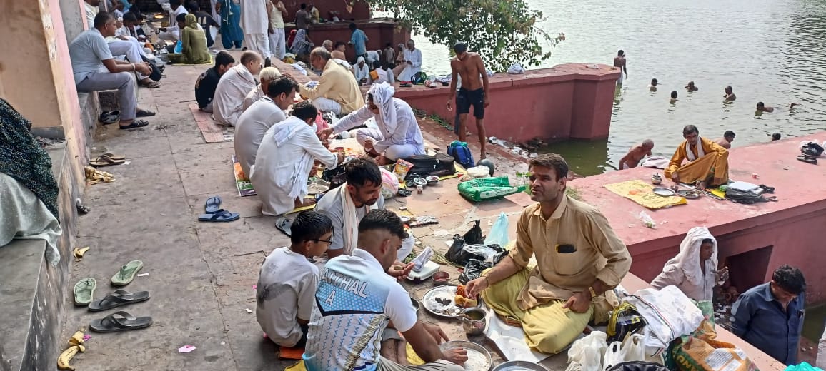 पिंडदान करवाते हुए श्रद्धालु।