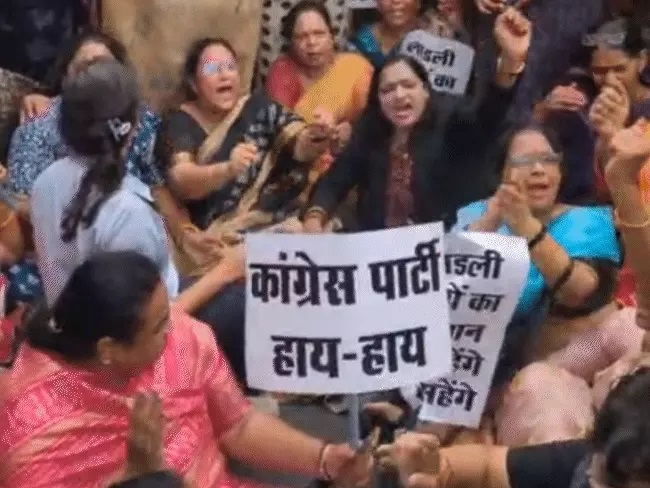 बीजेपी महिला मोर्चा ने भोपाल में पीसीसी के सामने प्रदर्शन किया बीजेपी महिला मोर्चा ने भोपाल में पीसीसी के सामने प्रदर्शन किया
