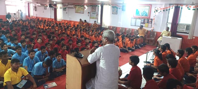 सम्बोधित करते शेषधर द्विवेदी सम्बोधित करते शेषधर द्विवेदी