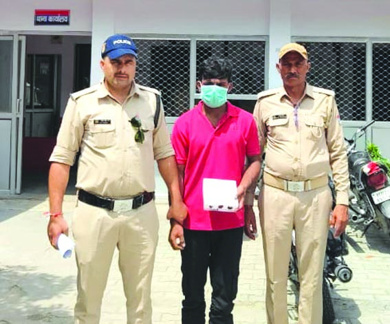 पुलिस गिरफ्त में आरोपित पुलिस गिरफ्त में आरोपित