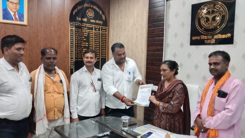बीडीओ पहाड़ी बबीता सिंह को ज्ञापन सौंपते ग्राम प्रधान। बीडीओ पहाड़ी बबीता सिंह को ज्ञापन सौंपते ग्राम प्रधान।