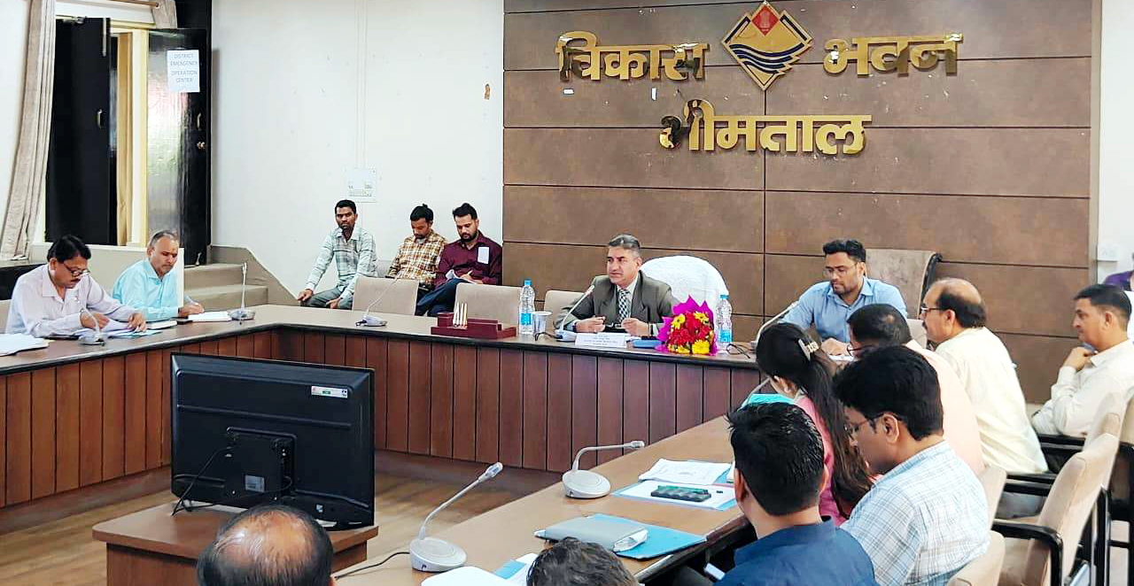 अधिकारियों की समीक्षा बैठक लेते सचिव दीपक कुमार। अधिकारियों की समीक्षा बैठक लेते सचिव दीपक कुमार।